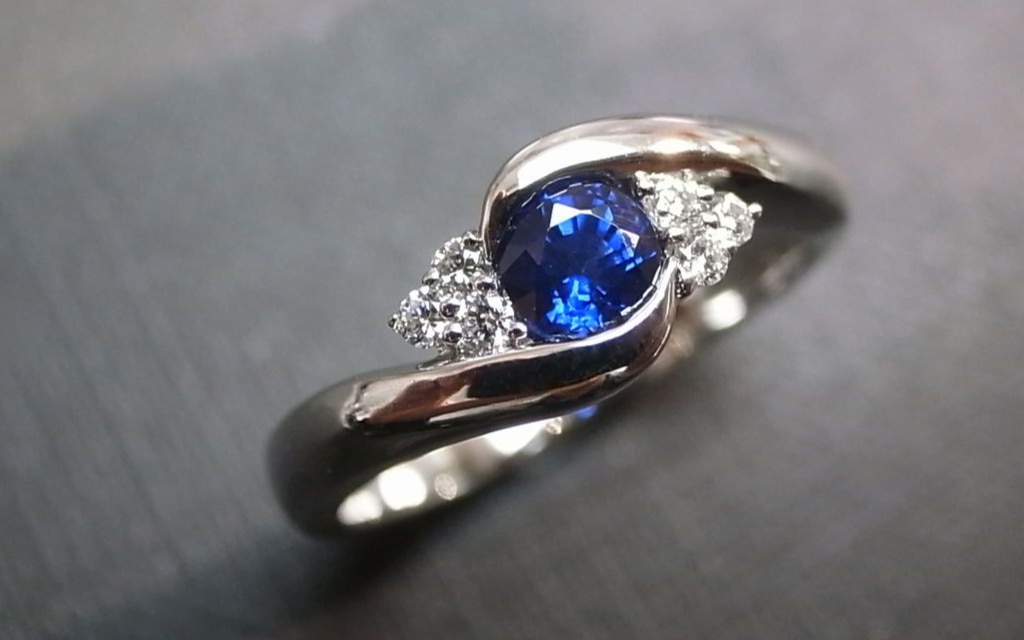Gema azul; granate azul en un anillo
