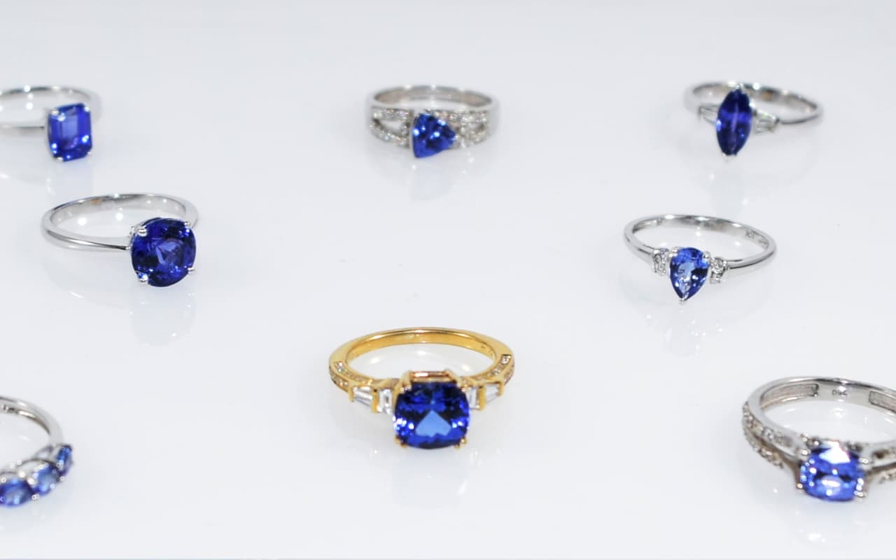 Una selezione di anelli che puoi ottenere quando compri Tanzanite Jewelry online