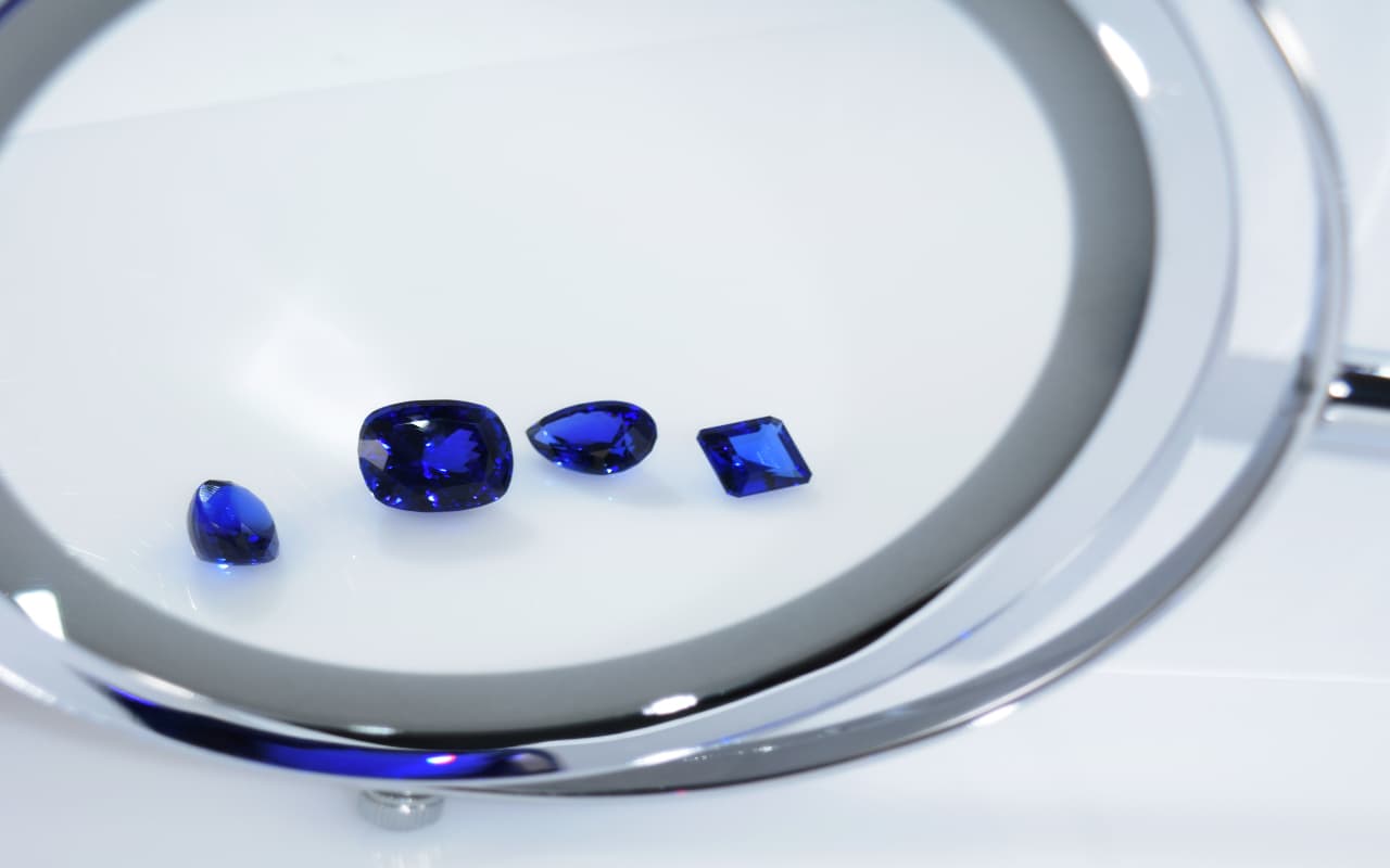 Le traitement thermique de la tanzanite contribue à rendre les pierres bleues.