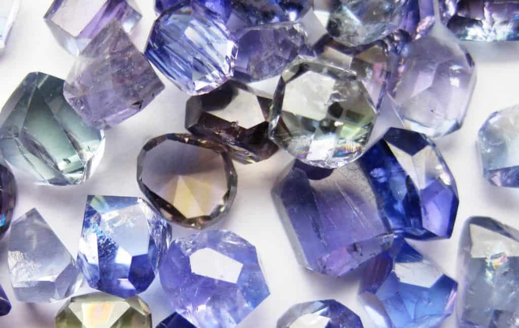 As muitas propriedades desta pedra preciosa azul rara