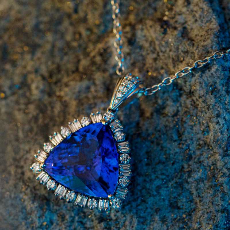 Un collar de tanzanita; un impresionante ejemplo de joyería de tanzanita